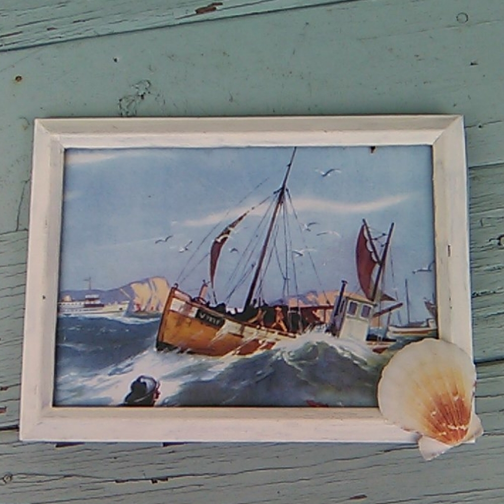 Distressed White Photo Frame with shell - Picture 4 of 5